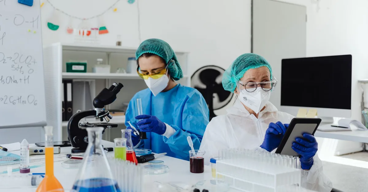 A team of researchers working together in a clinical laboratory